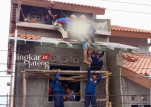 Evakuasi Dramatis Bocah Tewas Tersengat Listrik di Atap Toko Bangunan Kaliwates, Jember