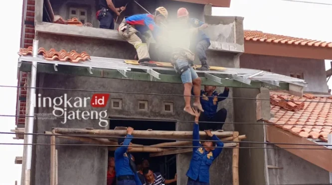 Evakuasi Dramatis Bocah Tewas Tersengat Listrik di Atap Toko Bangunan Kaliwates, Jember