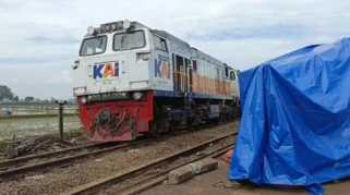 Evakuasi Lokomotif KA Ciremai di Bandung Barat Selesai Setelah Delapan Jam Tertahan