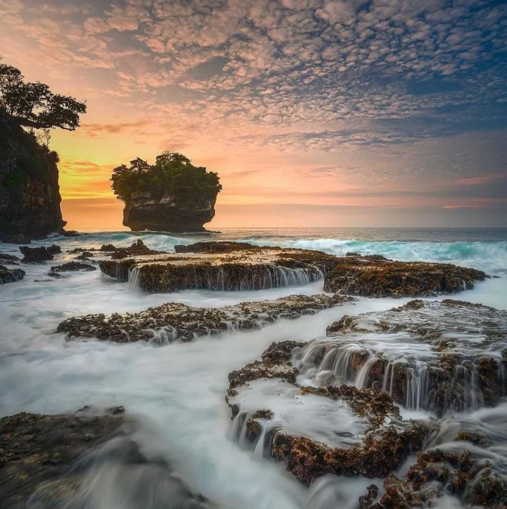 Geologi dan Keunikan Alam Pantai Karang Bokor