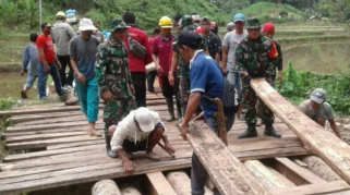Gotong Royong Perbaikan Jembatan Merah Putih, Polri, Pemkot Banjar, dan Warga Turun Langsung