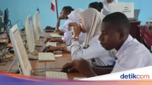 Guru di Bondowoso Pinjamkan Laptop agar Siswa Bisa Ikuti Ujian TKA SD