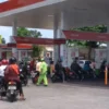 Harga Bensin Pakistan Naik Dua Kali dalam Sebulan, Antrean SPBU Menyeringai Seperti Pasar