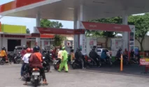 Harga Bensin Pakistan Naik Dua Kali dalam Sebulan, Antrean SPBU Menyeringai Seperti Pasar