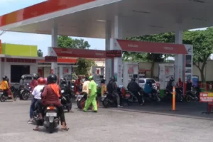 Harga Bensin Pakistan Naik Dua Kali dalam Sebulan, Antrean SPBU Menyeringai Seperti Pasar