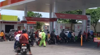 Harga Bensin Pakistan Naik Dua Kali dalam Sebulan, Antrean SPBU Menyeringai Seperti Pasar