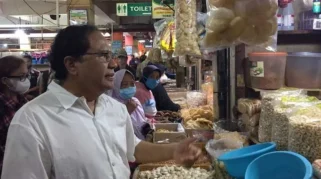 Harga Plastik Melonjak Tajam di Pasar Kramat Jati, Pedagang Ungkap Penyebab Kelangkaan