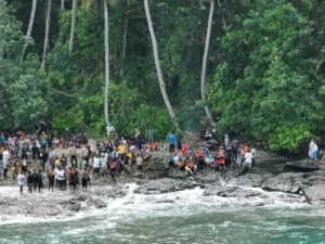 Hari Kedua Pencarian Pemancing Terseret Arus Laut di Pantai Bukit Suroyo, Jember