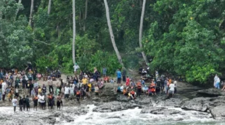 Hari Kedua Pencarian Pemancing Terseret Arus Laut di Pantai Bukit Suroyo, Jember