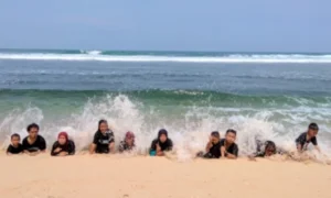 Ibu dan Anak Selamat dari Rip Current di Pantai Sundak Gunungkidul