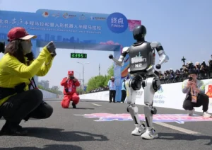 Industri AI China Melaju Pesat, Robot Humanoid Pecahkan Rekor di Half Marathon Beijing