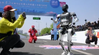 Industri AI China Melaju Pesat, Robot Humanoid Pecahkan Rekor di Half Marathon Beijing