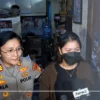 Istri Praka Farizal Tiba di Rumah Duka Kulon Progo, Tangis Pecah Saat Bertemu Ibu Almarhum