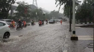 Jalan Ciledug Raya di Jaksel Tergenang 40 cm Usai Hujan Deras