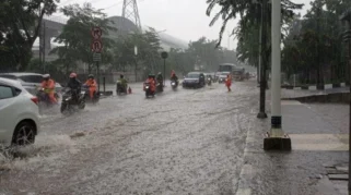 Jalan Ciledug Raya di Jaksel Tergenang 40 cm Usai Hujan Deras