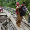 Jembatan Darungan Putus, Siswa SDN 2 Jubung Bertaruh Nyawa Seberangi Sungai Bedadung Pakai Rakit