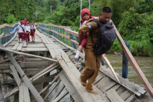 Jembatan Darungan Putus, Siswa SDN 2 Jubung Bertaruh Nyawa Seberangi Sungai Bedadung Pakai Rakit