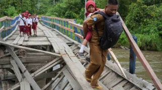 Jembatan Darungan Putus, Siswa SDN 2 Jubung Bertaruh Nyawa Seberangi Sungai Bedadung Pakai Rakit