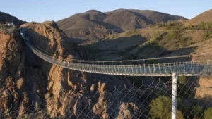 Jembatan Tertinggi di Timur Tengah Hancur Setelah Dihantam Rudal Amerika