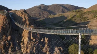 Jembatan Tertinggi di Timur Tengah Hancur Setelah Dihantam Rudal Amerika