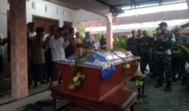 Jenazah Kopda Farizal Tiba di Rumah Duka Kulon Progo, Keluarga Menangis Terharu