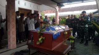 Jenazah Kopda Farizal Tiba di Rumah Duka Kulon Progo, Keluarga Menangis Terharu