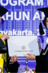 Jessy Wijaya Selesaikan Pendidikan Spesialis Periodonsia Tercepat dan Raih IPK Tertinggi di Wisuda UGM