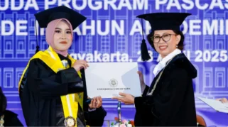 Jessy Wijaya Selesaikan Pendidikan Spesialis Periodonsia Tercepat dan Raih IPK Tertinggi di Wisuda UGM