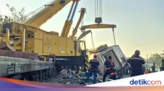 KA BangunKarta Anjlok di Bumiayu, Jalur Ditutup Total dan Layanan Dibatalkan