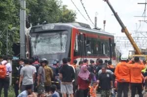 KAI evakuasi Bekasi Timur pasca tabrakan kereta, listrik aliran atas dipadamkan