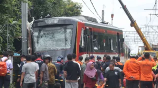KAI evakuasi Bekasi Timur pasca tabrakan kereta, listrik aliran atas dipadamkan