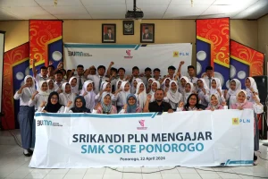 Karyawati PLN Bagi Sembako Peringati Hari Kartini di Situbondo