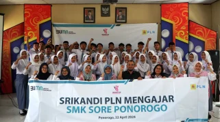 Karyawati PLN Bagi Sembako Peringati Hari Kartini di Situbondo