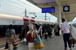 KCIC Kecam Penumpang yang Menahan Pintu Kereta Cepat Whoosh di Stasiun Padalarang
