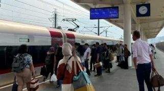 KCIC Kecam Penumpang yang Menahan Pintu Kereta Cepat Whoosh di Stasiun Padalarang