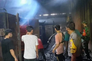 Kebakaran Pabrik Kasur di Gunung Sindur, Bogor, Asap Hitam Membubung Tinggi