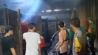 Kebakaran Pabrik Kasur di Gunung Sindur, Bogor, Asap Hitam Membubung Tinggi