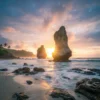 Keindahan sunset di Pantai Sawarna Srikandi: spot terbaik
