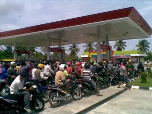 Kenaikan Harga Pertamax Rp 5.000 Membuat Antrean Panik di SPBU Bandung