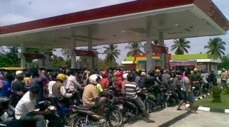 Kenaikan Harga Pertamax Rp 5.000 Membuat Antrean Panik di SPBU Bandung