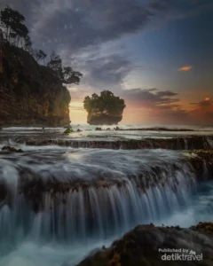 Kenapa Sunset di Pantai Karang Bokor Begitu Memukau?