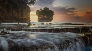 Kenapa Sunset di Pantai Karang Bokor Begitu Memukau?