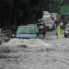 Kepadatan Lalu Lintas dan Kualitas Udara Mengeruh di Grogol Sukoharjo Saat Banjir