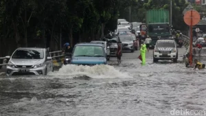 Kepadatan Lalu Lintas dan Kualitas Udara Mengeruh di Grogol Sukoharjo Saat Banjir