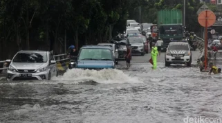 Kepadatan Lalu Lintas dan Kualitas Udara Mengeruh di Grogol Sukoharjo Saat Banjir