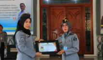 Kepala Lapas Banyuwangi Anugerahkan Penghargaan Pegawai Teladan atas Dukungan SAE Paswangi