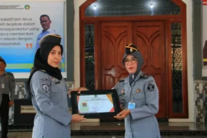 Kepala Lapas Banyuwangi Anugerahkan Penghargaan Pegawai Teladan atas Dukungan SAE Paswangi