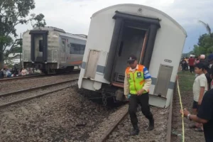 Kereta Anjlok Keluar Rel, Penumpang Panik dan Korban Jatuh