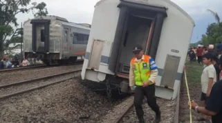 Kereta Anjlok Keluar Rel, Penumpang Panik dan Korban Jatuh