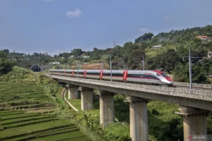 Kereta Cepat Whoosh Hadapi Hoaks, Dinamika Tarif, dan Insiden Penumpang di Padalarang